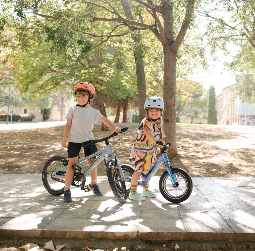 Niños montando de bicicletas - Bike Club