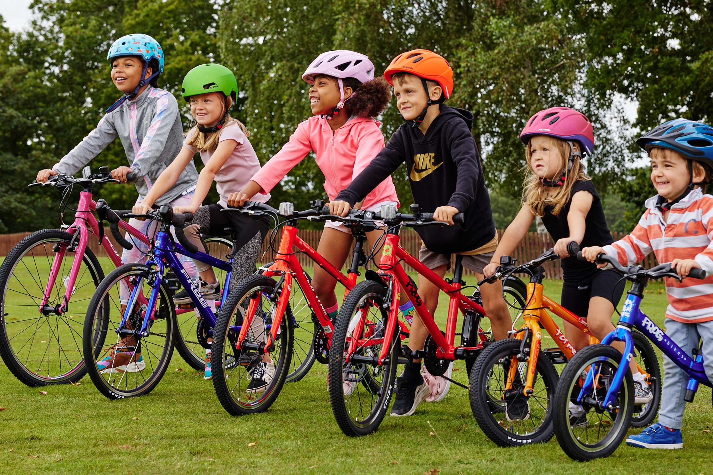 grupo de niños montando en bici - Bike Club