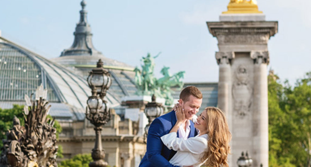 Happy couple by Pont Alexandre III, Paris