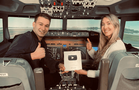 Dustin im Cockpit eines Flugzeugs, hält stolz eine YouTube-Auszeichnung in der Hand.