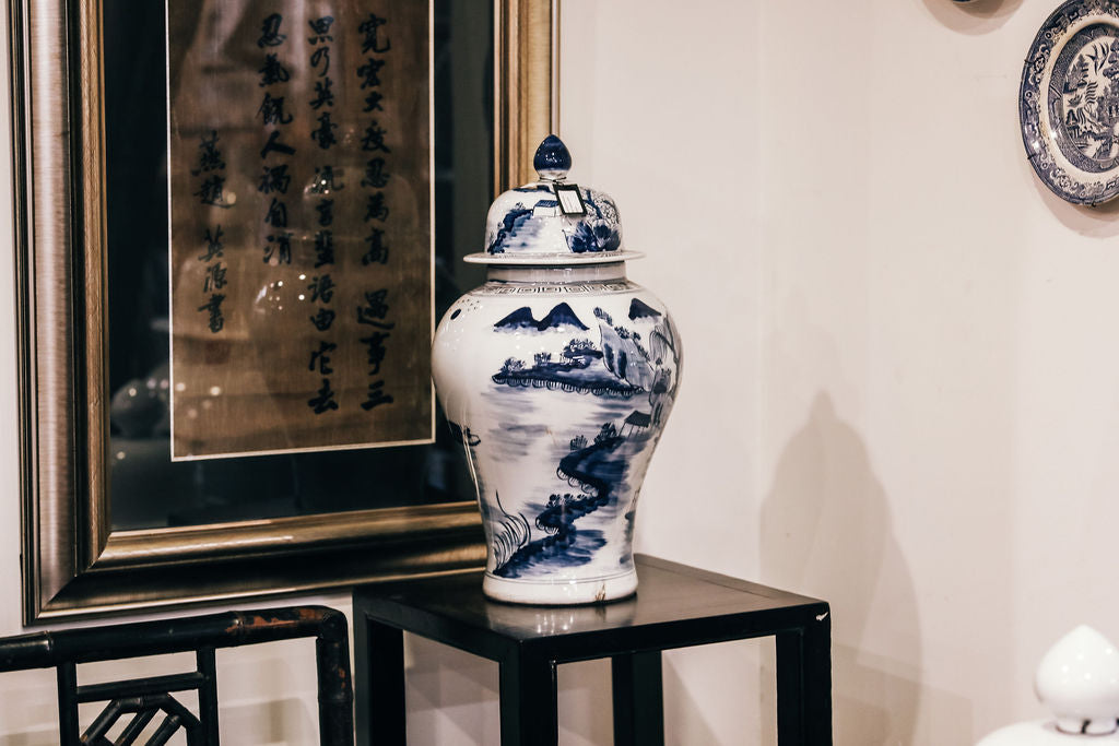 Chinese porcelain urn