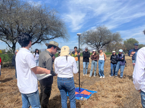 1.drones con camara; varias personas en un punto estratégico para realizar un levantamiento torácico con drones en el campo.