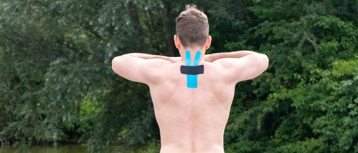 Mann macht Sport, während er Kinesiologie Tape für den Nacken eingesetzt hat