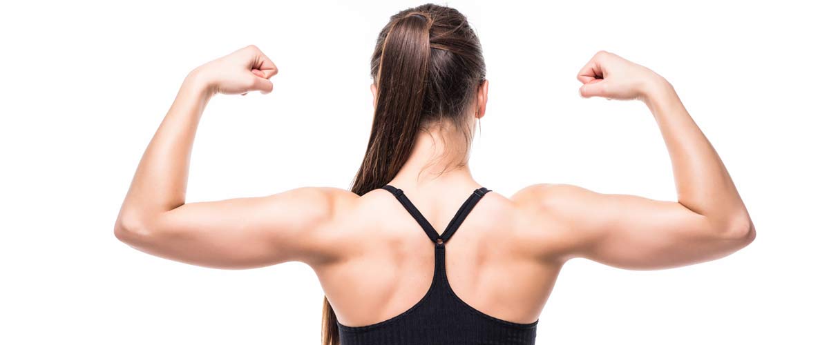 Une femme contracte les muscles de son dos, qu'elle a entraînés avec EMS