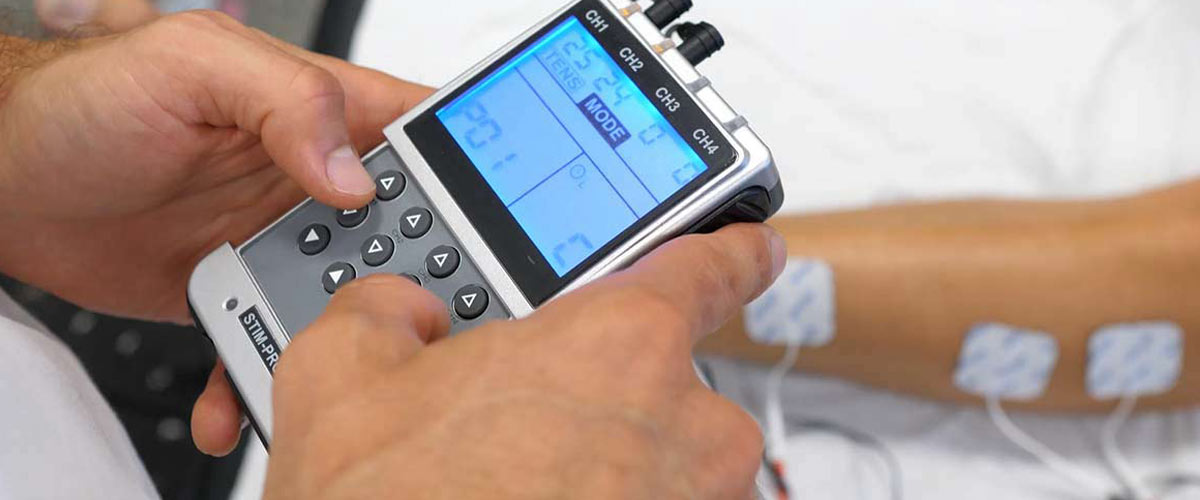 Benutzung des axion TENS Gerät Stim-Pro X9 eines Physiotherapeuten an seinen Patienten