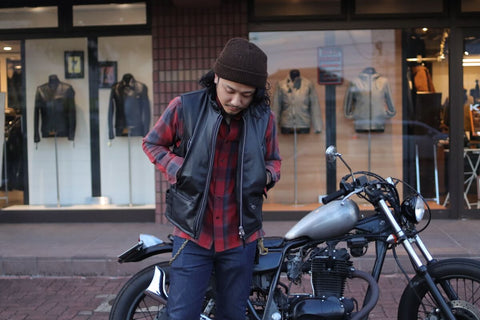 RIDERS DOWN VEST 着用①