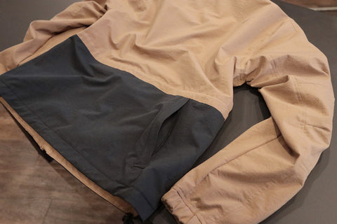 A parte de trás de uma jaqueta de malha de nylon usando uma textura natural