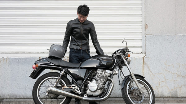 Un uomo che indossa una motocicletta e un TSR