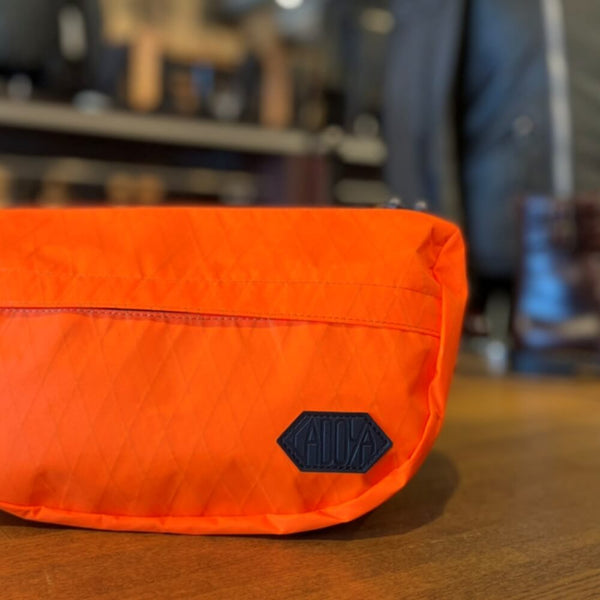 Pasos en el bolso de hombro naranja