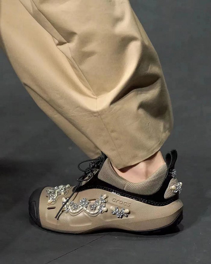 Simone Rocha x Crocs Collaboration Shoes Unveiled – Croc Lights®