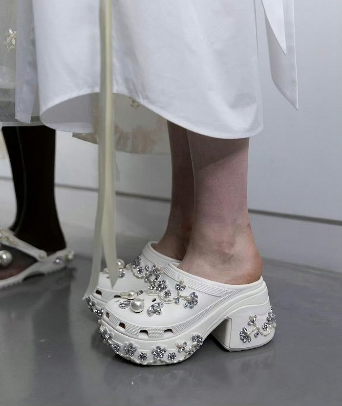 Simone Rocha x Crocs Collaboration Shoes Unveiled – Croc Lights®