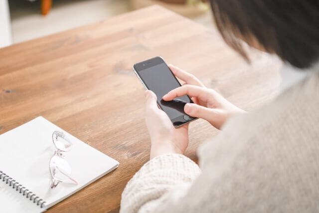 スマホを操作する女性