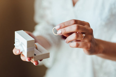 Bague de mariage sortie de son coffret