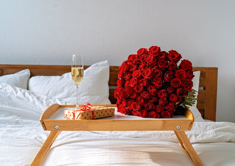 Een glas champagne en een boeket rozen voor Valentijnsdag