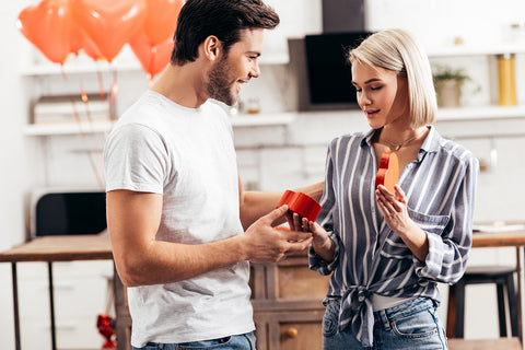 Een man die zijn vrouw een juweel aanbiedt voor het feest van Valentijnsdag