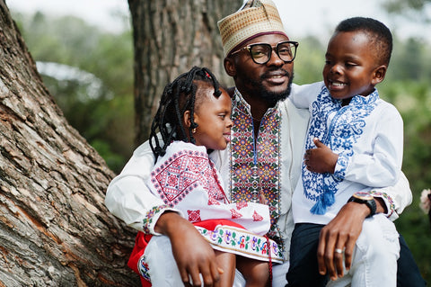 Famille africaine en vêtements traditionnels