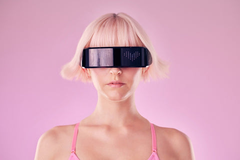 Een vrouw met een virtual reality-headset die kunstmatige intelligentie oproept