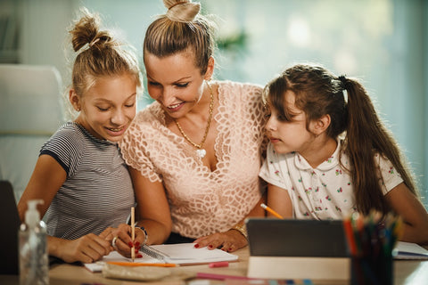 Exemple de tableau personnalisé enfant représentant des enfants faisant leurs devoirs avec leur mère