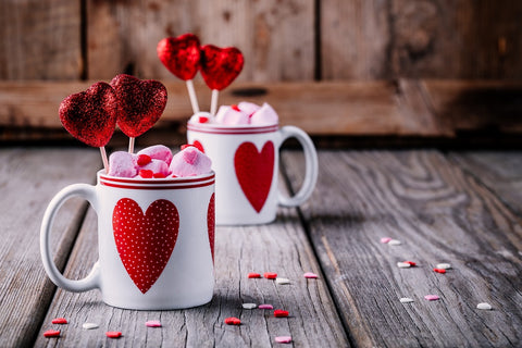 De jolis mugs personnalisés avec des coeurs rouges pour la St-Valentin