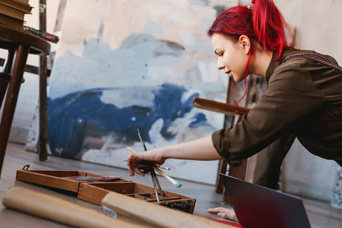 Une femme en train de peindre un tableau