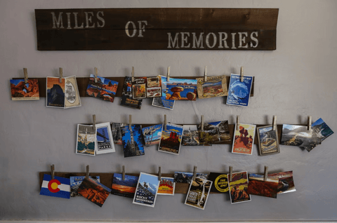 Souvenirfoto's aan de muur gehangen met wasknijpers