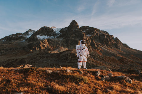 Scène de science-fiction représentant un astronaute sur une exoplanète