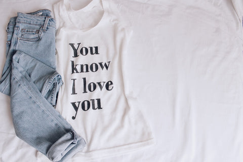 Un t-shirt personnalisé spécial Saint Valentin posé sur un lit