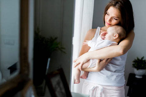 Jonge moeder met haar baby - gepersonaliseerde geboortekaart