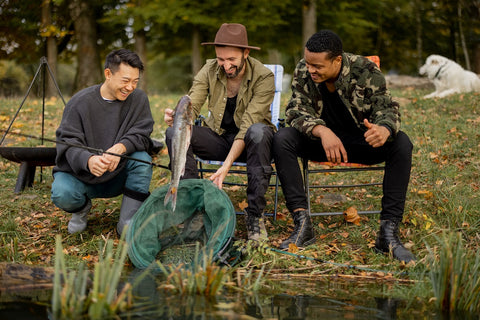 Photo de trois amis à la pêche : exemple de tableau photo personnalisable