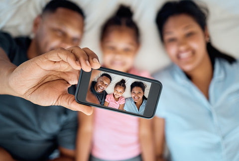 Een familiefoto klaar om af te drukken op een gepersonaliseerd bord