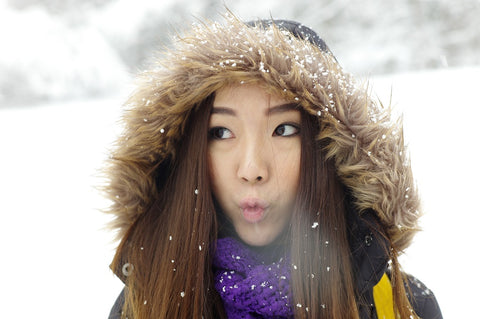 Tableau personnalisé photo d'une jeune femme asiatique à la montagne