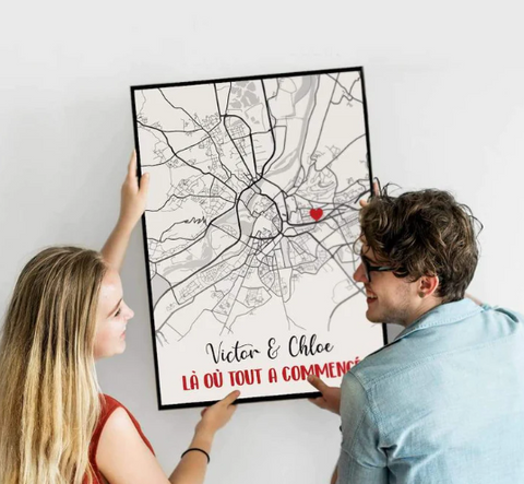 Couple accrochant un tableau personnalisé au mur