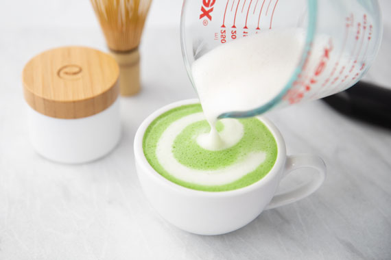 How to make matcha latte step 4 pour milk latte art