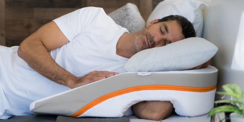 Homme endormi sur le système anti-reflux gastrique MedCline