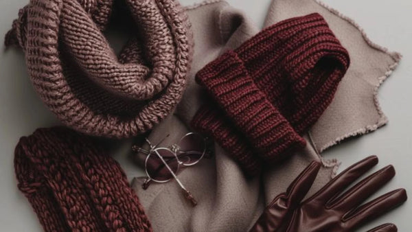 Accessoires élégants pour compléter un look oversize  écharpe en laine, bonnet et gants assortis