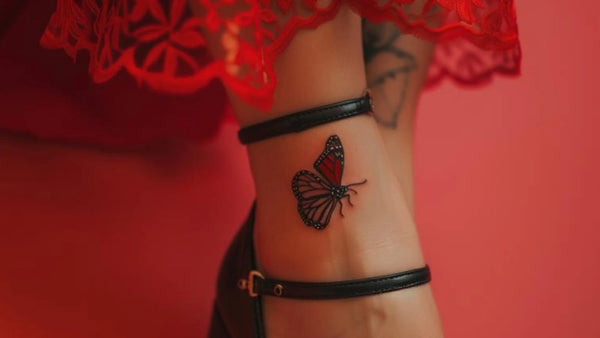 Collants transparents sur tatouage cheville