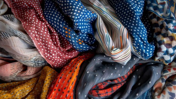 Différents motifs de foulards en soie
