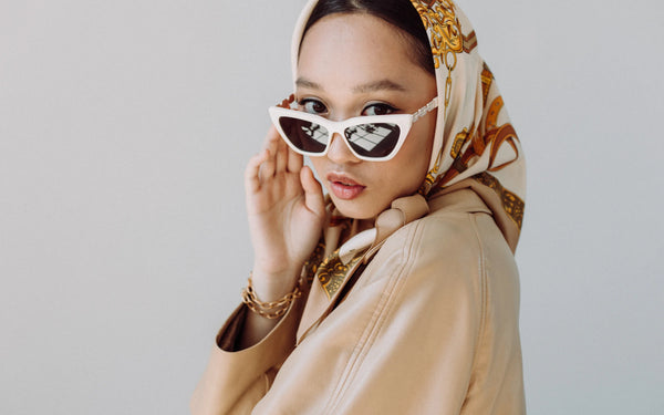 Femme avec foulard en soie sur la tête