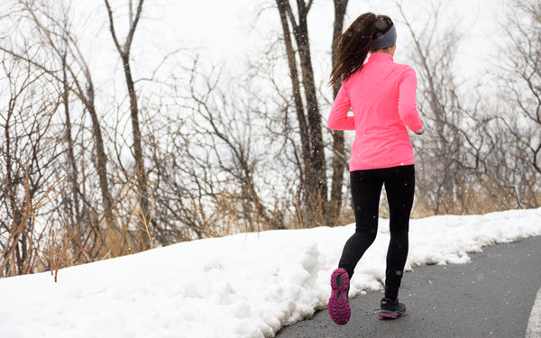 Femme course à pied avec collant thermique noir