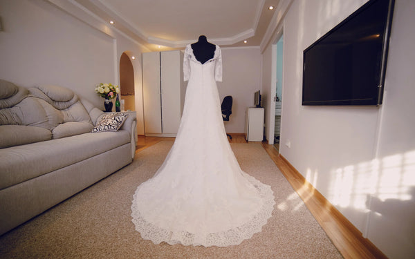 Robe de mariée en soie blanche avec longue traîne