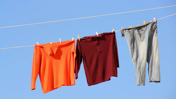 Sèchage vêtements à l'air libre pour éviter le rétrécissement
