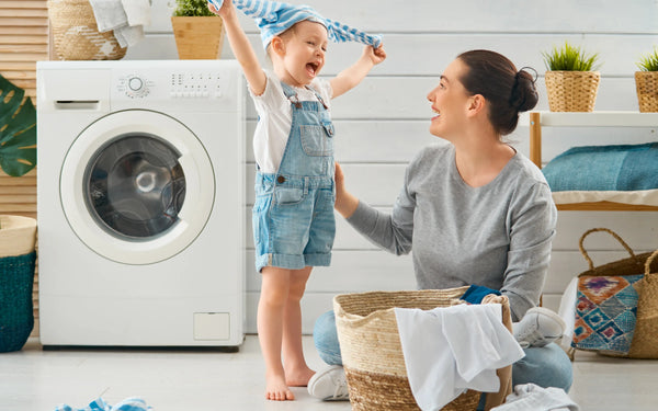 Une machine à laver le linge avec du linge sale devenu propre