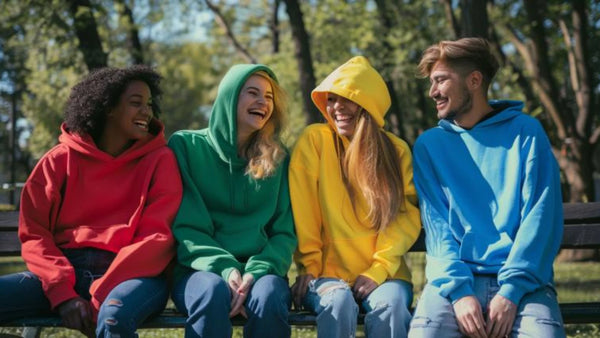 groupe amis portant sweats couleurs vives dans parc
