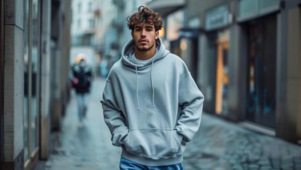 homme en sweat à capuche gris stylé