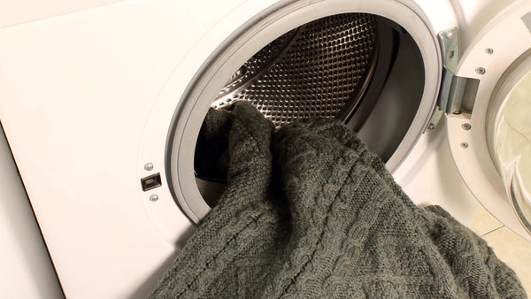 lavage pull en laine vert à la machine à laver