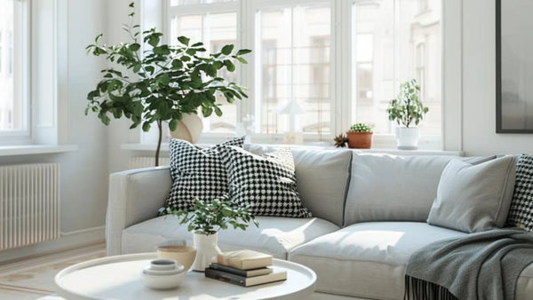 plaid à motifs géométriques sur canapé gris dans un salon contemporain