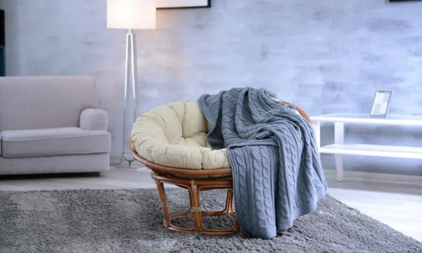 plaid gris sur fauteuil blanc