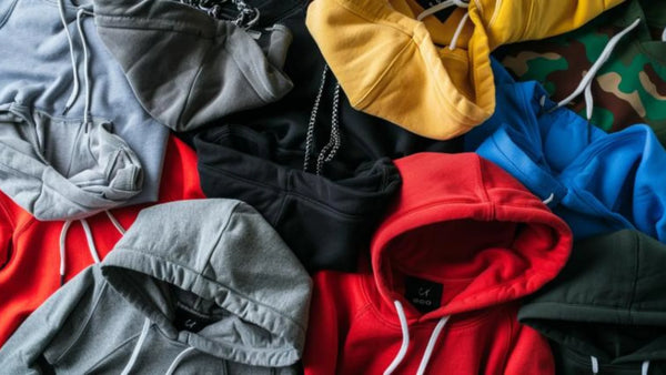 vue aérienne hoodies de différents styles empilés