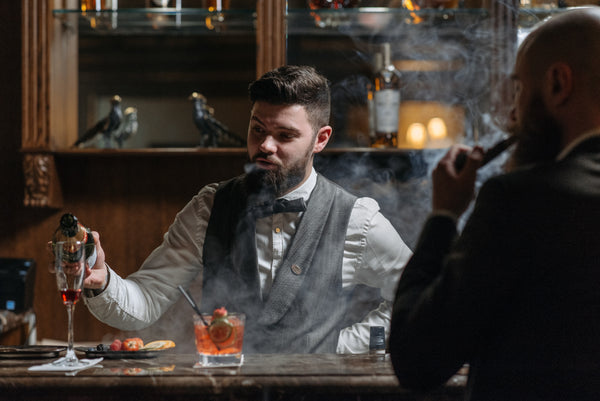 Barman créant un cocktail fumé