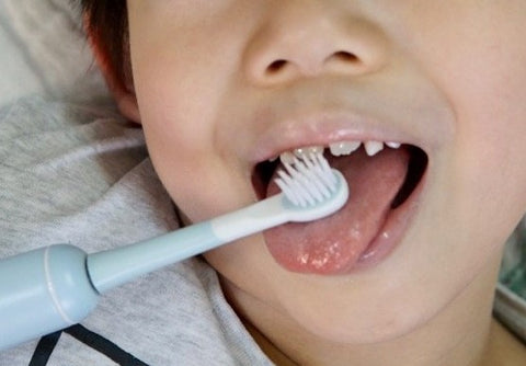 小朋友不喜歡使用舌刮器，也可以使用牙刷的背面